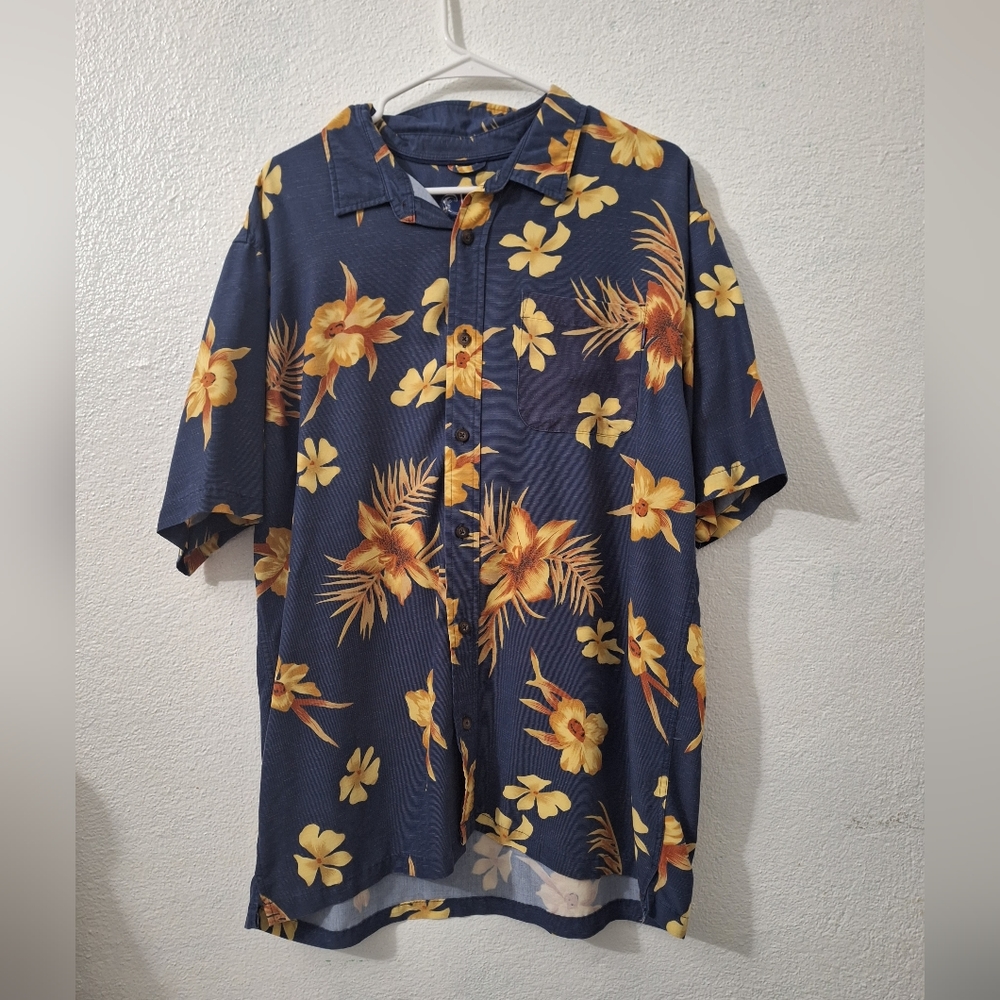 Mens Button Down Shirt, Size Large (size may be bigger)
